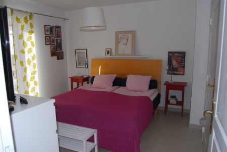 Dörren till höger leder till ett av badrummen med duschhörna